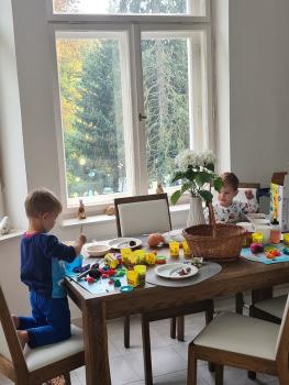 Když děti vyrábějí dortíky z plastelíny, zabaví je to klidně na hodinu. Akorát další hodinu pak zabere úklid.