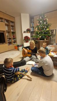 Na předvánočním období jsou nejhezčí ty chvíle, kdy si hrajeme večer koledy a Berťa dělá, jako když umí hrát na ukulele.