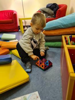 V Městské knihovně mohou děti strávit příjemnou hodinku čtením nebo stavěním stavebnic a Dupla. 