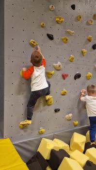 Hop arena asi z pohledu lékařů nepatří mezi nejbezpečnější místa pro děti. Ale naše děti se tam naučily správně lézt i padat. 