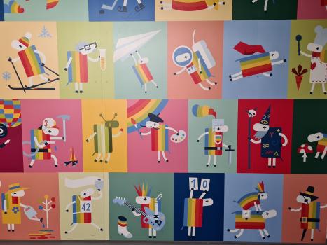 Všechny stěny i atrakce jsou vyvedeny v motivech Déčka.