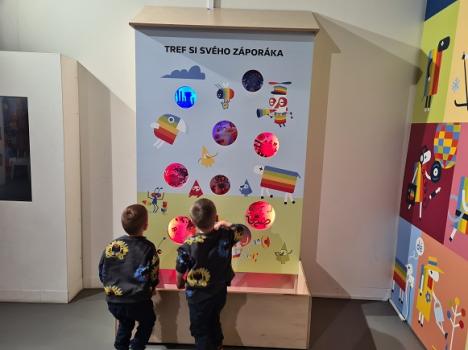 Házení míčků do otvorů - Tref svého záporáka.