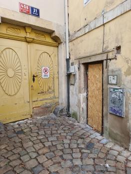 Tohle by měly být podle našeho názoru a podle mapy "nezapadlejší dveře", ale ať jsme koukali, jak jsme koukali, žádný symbol jsme na nich nenašli.