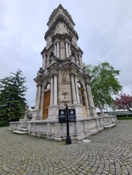 Hodinová věž na Dolmabahce. 