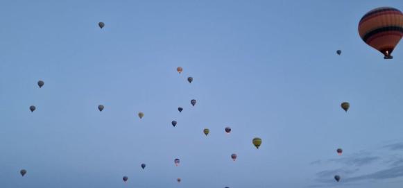 Balony vzlétají za úsvitu, přes den už je na ně příliš teplo. 