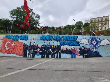 Tyhle graffiti vytvořili studenti výtvarné výchovy na památku obětem bombového útoku na Dolmabahce v roce 2016. 