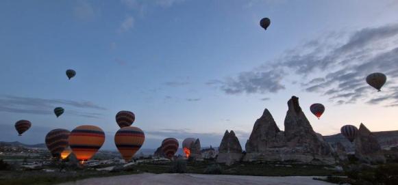 Let horkovzdušným balonem je to, co do Kappadokie turisty láká nejvíc. 