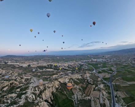 Za dobrého počasí se obloha zabarví stovkami balonů. 