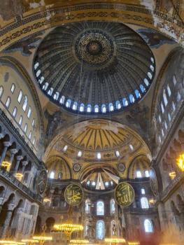 Hagia Sofia uvnitř je dechberoucí.
