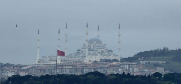V dálce na druhé straně Bosporu je Camlica Mosque.