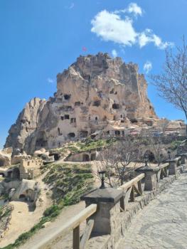 Hrad v Uchisaru kdysi obývalo 1000 osob. 