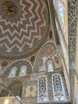 Nádherně zdobený vnitřek Sultan Ahmed Türbesi. 