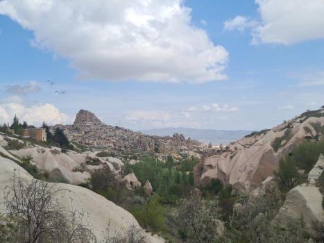 Pohled na Uchisar z druhé strany, z Pigeon Valley.