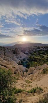 Svítá v Love Valley. 