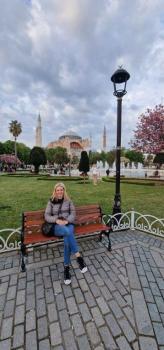 Za mnou v pozadí je Hagia Sofia. 