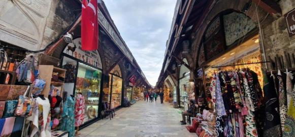 Ulička na Arasta Bazaaru hýří barvami a vůněmi. 