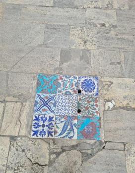 Kanály na Arasta Bazaaru zdobí barevná dlažba, každý kanál je jiný.